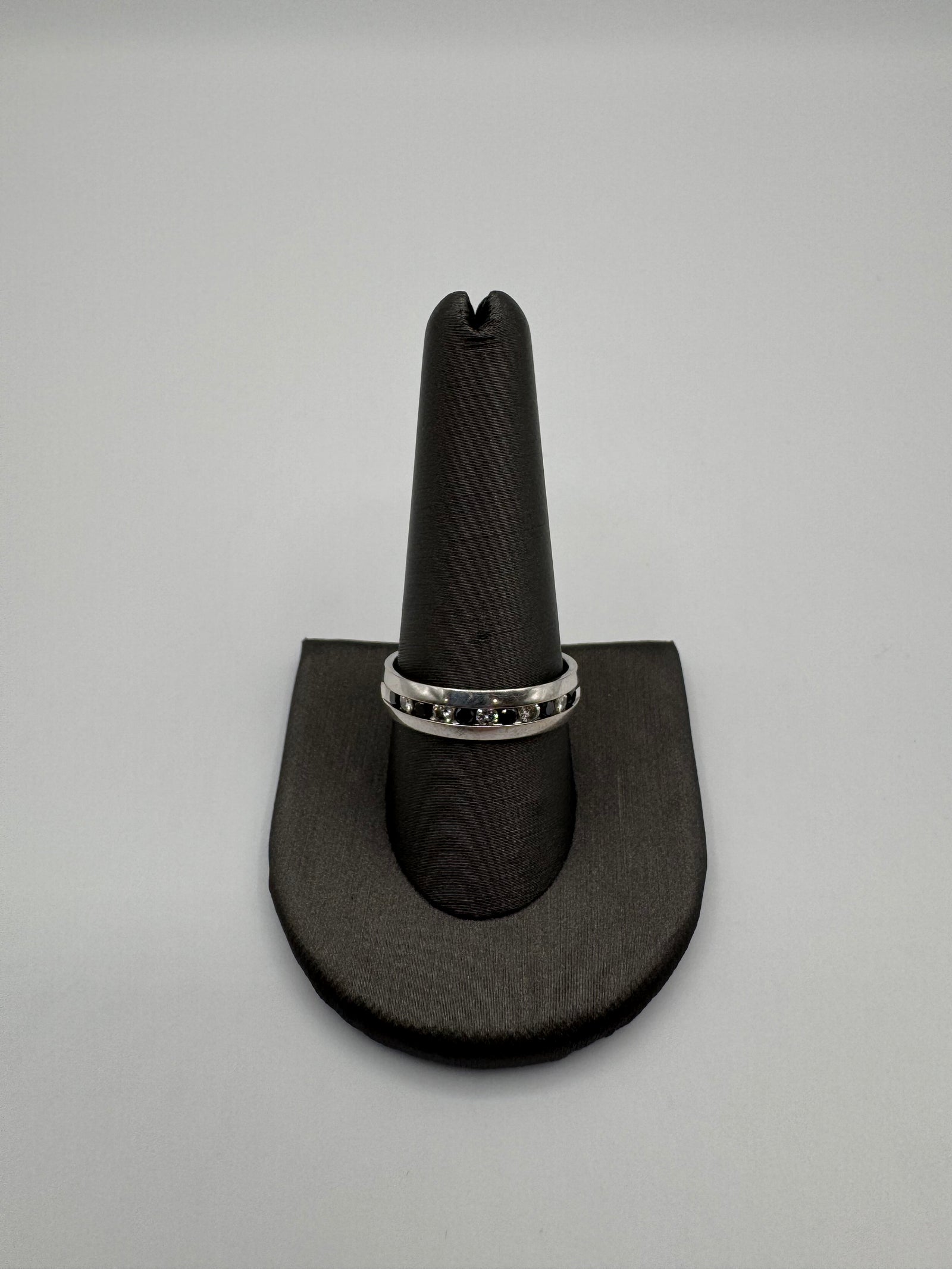 5.5MM WHITE/BLACK DIAMOND EFFY RING (SIZE 10)