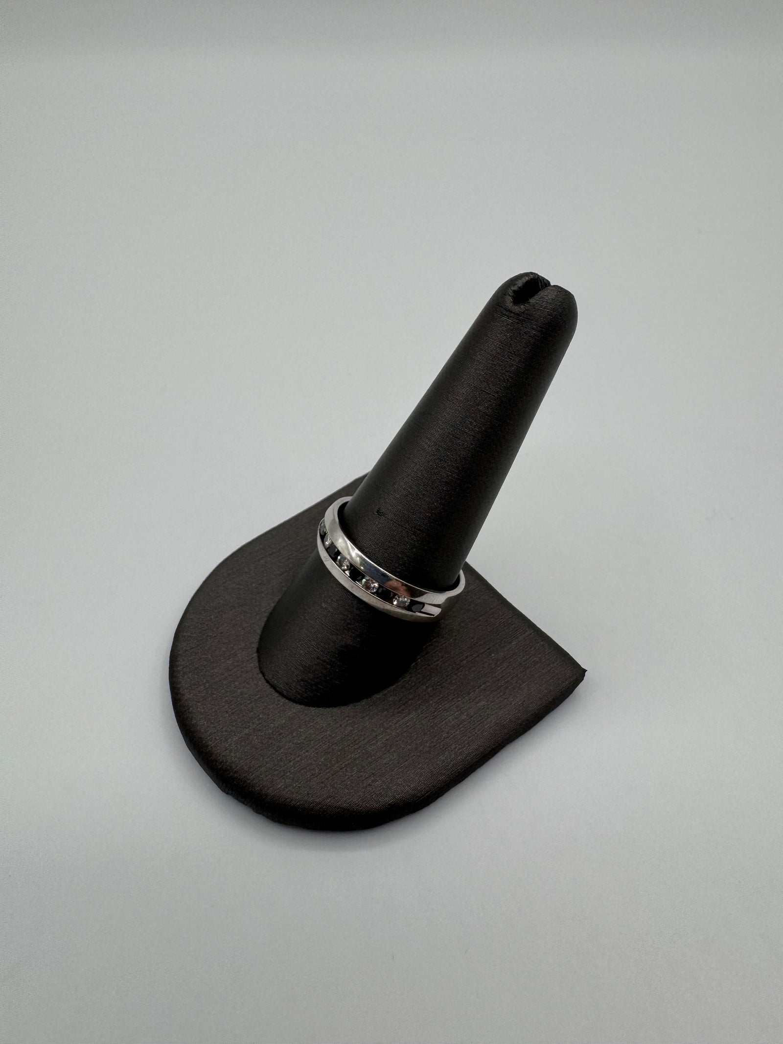 5.5MM WHITE/BLACK DIAMOND EFFY RING (SIZE 10)